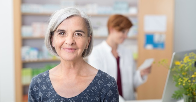 Ältere Frau in Apotheke © Shutterstock