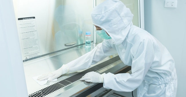 Aseptische Zubereitungen verlangen ohne Ausnahmen Reinraumklasse A und damit das Fehlen jeglicher Mikroorganismen. © Shutterstock