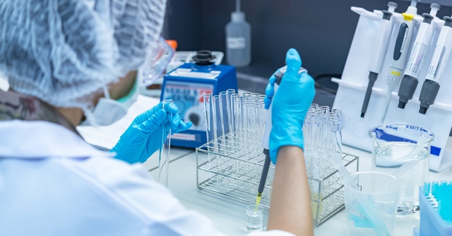 Durch zu wenig Überwachung sowie Gensequenzierungen sei es schwieriger, bekannte Varianten zu verfolgen und neue zu entdecken. © Shutterstock