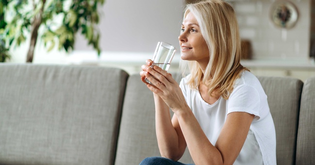 Frau mit Wasserglas © Shutterstock