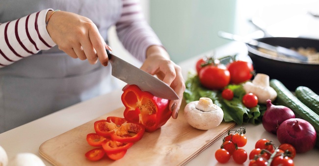 Frau schneidet Gemüse © Shutterstock