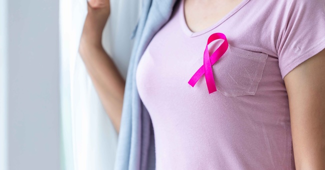 Frau mit pinkem Shirt hat Brustkrebs &copy; Shutterstock