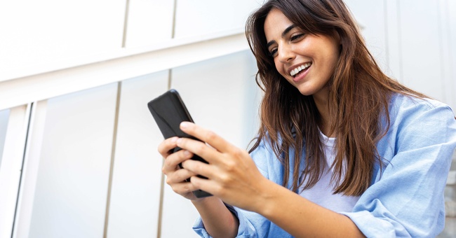 Junge Frau mit Handy © Shutterstock