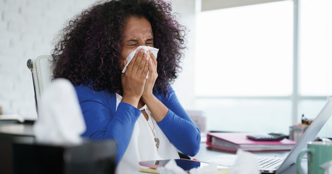 Frau mit Schnupfen © iStock