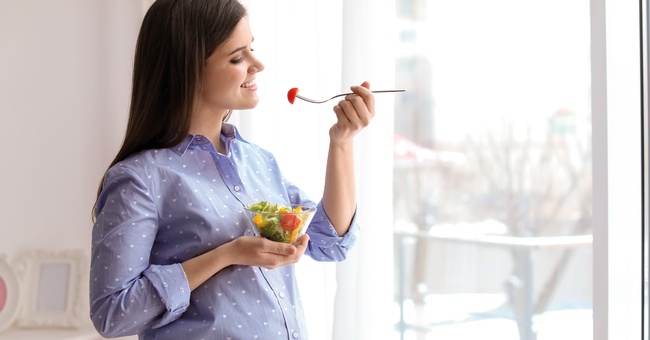 Schwangere Frau beim essen © Shutterstock