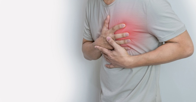 Mann mit Angina pectoris © Shutterstock