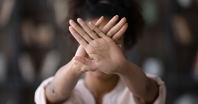 Es gibt Wege aus der Gewalt. Verständnis und Informationen aus verlässlicher Quelle können Frauen dabei helfen, einen Ausweg zu finden. © Shutterstock