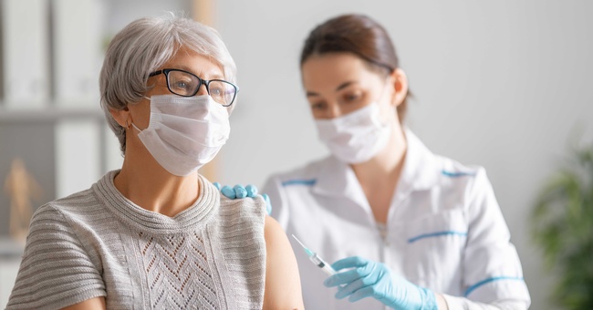 Themenbild Impfung und Maske © Shutterstock