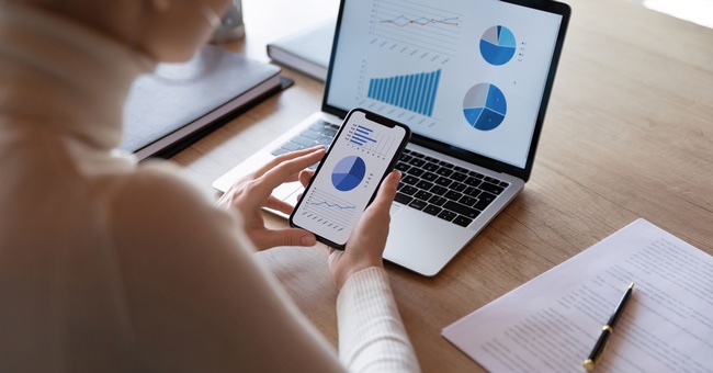 Frau mit Laptop und Handy © iStock