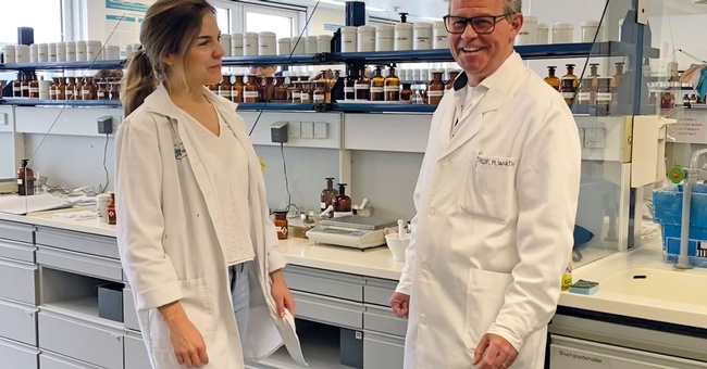 Victoria Rößlhuber, cand. pharm. befragte Studienprogrammleiter Prof. Mag. Dr. Michael Wirth zum Curriculum und zur Zukunft des Pharmaziestudiums. © Beigestellt