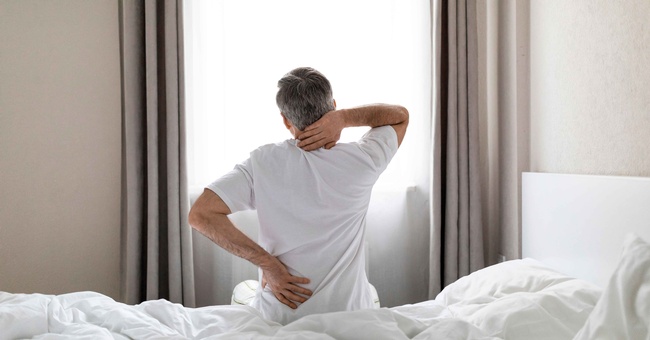 Mann mit Rückenschmerzen © Shutterstock