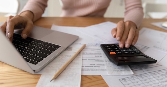 Laptop und Taschenrechner © Shutterstock