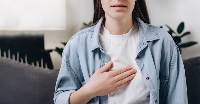GERD ist eine Erkrankung, bei welcher der Rückfluss von Mageninhalt in die Speiseröhre Beschwerden verursacht. Typische Symptome sind ein Brennen unter dem Brustbein und saures Aufstoßen. © Shutterstock