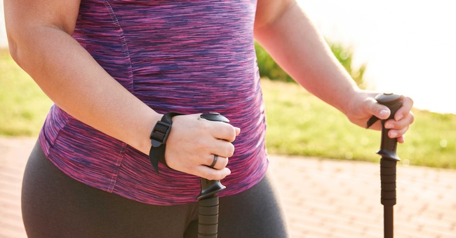 Schnelles Spazierengehen nach dem Essen hilft definitiv beim Abnehmen. © Shutterstock