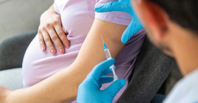 Bei Säuglingen geimpfter Schwangerer war das Risiko einer durch das RSV verursachten Erkrankung der unteren Atemwege um 51 % reduziert. © Shutterstock