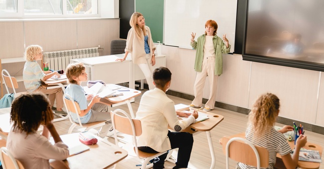 Neu an Österreichs Mittelschulen und AHS ist das Pflichtfach „Digitale Grundbildung“; Bedarf bestünde aber auch für „Psychische Gesundheit“. © Shutterstock