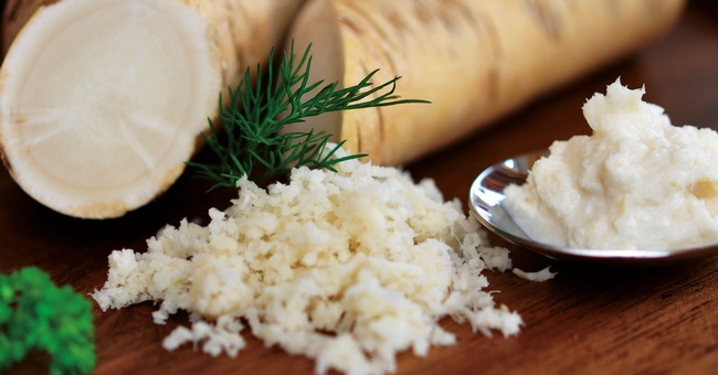 Die frische Wurzel des Meerrettichs enthält Glucosinolate, die nach Zerstörung der Zellstruktur in flüchtige antibiotische Senföle gespalten werden. © Shutterstock