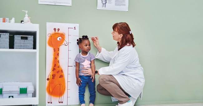 Kind wird von Ärztin gemessen  © iStock