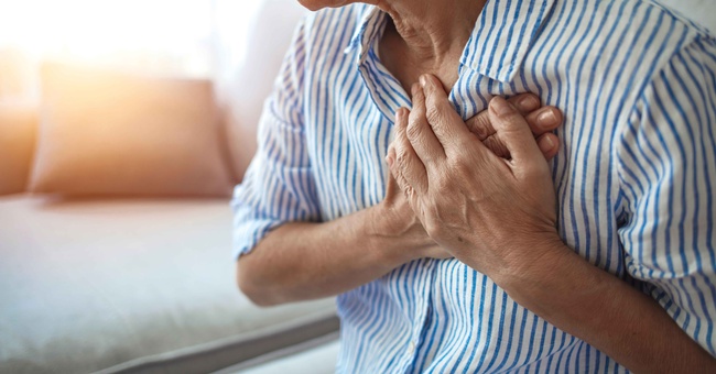 Angina-pectoris-Beschwerden äußern sich durch anfallsartig auftretende Schmerzen und ein Engegefühl im Brustbereich – und in den meisten Fällen sind sie das erste Anzeichen einer koronaren Herzkrankheit. © Shutterstock