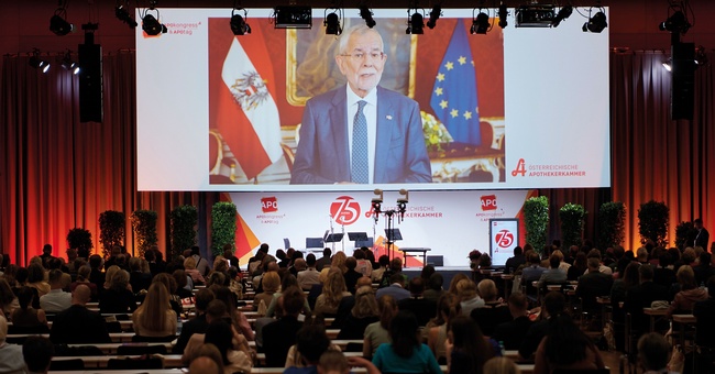 Die Zuhörer:innen lauschten interessiert den Grußworten von Bundespräsidenten Alexander Van der Bellen. © Apothekerkammer