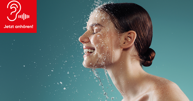 Die Basis aller Lidpflegeprodukte ist Wasser, gemeinsam mit reinigenden und feuchtigkeitsspendenden Komponenten &copy; iStock/&Ouml;sterreichische Apotheker-Verlagsgesellschaft m.b.H