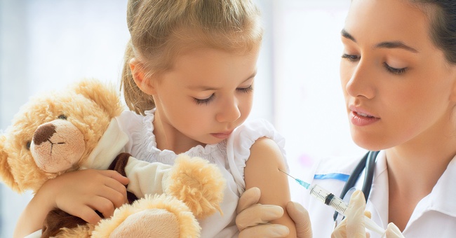 Impfung bei Kleinkind © Shutterstock