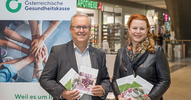 Dr. Wolfgang Reiger (ÖGK) und Mag. pharm. Margarete Olesko (Apothekerkammer) präsentieren die Hausmittel-Broschüre. © Christian Leopold