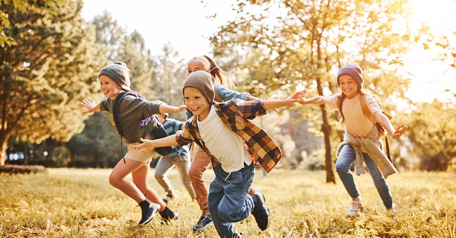 Kinder spielen in der Sonne © shutterstock