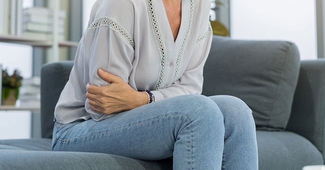 Frau mit starken Bauchschmerzen © shutterstock