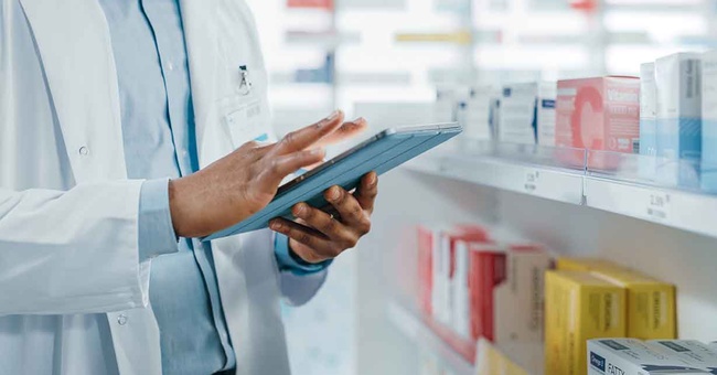Apotheker bestellt im Netz © Shutterstock