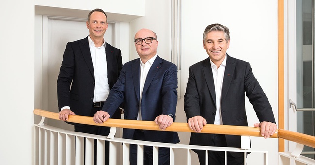 Das Präsidium des Österreichischen Apothekerverbands freut sich 2025 auf Events mit Tradition und neue Veranstaltungsformate. V. l. n. r.: Mag. pharm. Dr. med. Alexander Hartl (2. Vizepräsident), Präsident Mag. pharm. Thomas W. Veitschegger, Mag. pharm. Andreas Hoyer (1. Vizepräsident). © Renée Del Missier