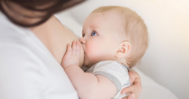Mutter stillt Kind © Shutterstock