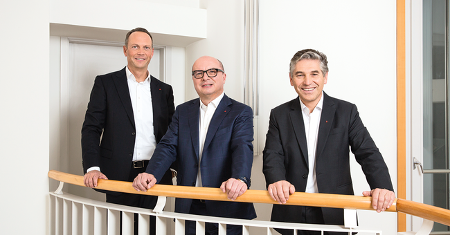 Das Pr&auml;sidium des &Ouml;sterreichischen Apothekerverbands mit Mag. pharm. Thomas W. Veitschegger (Pr&auml;sident, Mitte), Mag. pharm. Andreas Hoyer (1. Vizepr&auml;sident, re.) und Mag. pharm. Dr. Alexander Hartl (2. Vizepr&auml;sident, li.).   &copy; beigestellt