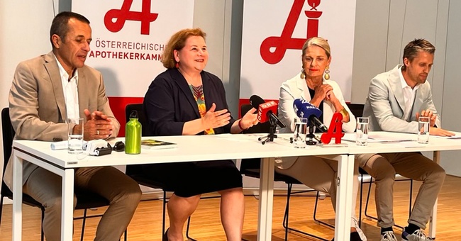 v.l.n.r.: Umweltmediziner Dr. Heinz Fuchsig, Bundesministerin Mag. Korinna Schumann, Apothekerkammer-Präsidentin Mag. pharm. Dr. Ulrike Mursch-Edlmayr mit Pressesprecher Jan Thies bei der Pressekonferenz im Apothekerhaus in Wien. © APOverlag