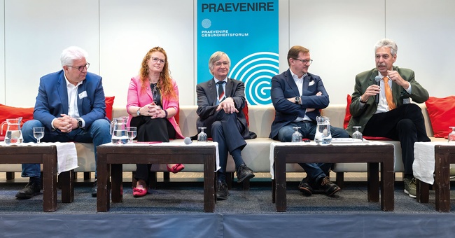 v. l.: Andreas Huss (ÖGK),  Fiona Fiedler (NEOS), Josef Smolle (ÖVP), Rudolf Silvan (SPÖ) und Hans Jörg Schelling beantworteten die Fragen der Journalist:innen © APA-Fotoservice/Juhasz