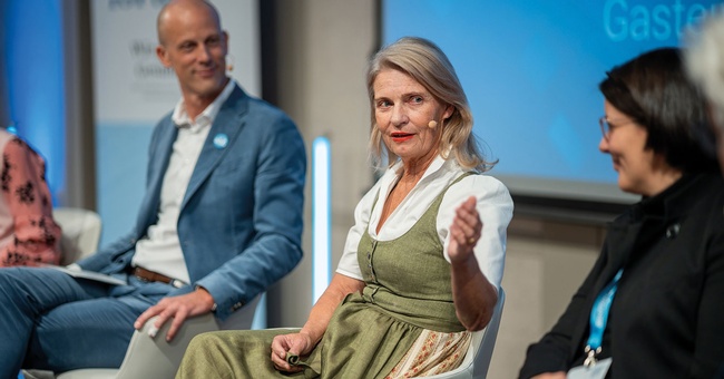 Ulrike Mursch-Edlmayr (m.) mit Katharina Reich (r.) und Gastgeber Christoph Hörhan (l.) auf dem Podium beim Austrian Health Forum in Bad Hofgastein. © Ben Kaulfus