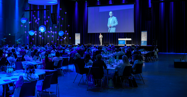 &Uuml;ber 400 Entscheidungstr&auml;ger:innen diskutierten beim diesj&auml;hrigen  Austrian Health Forum in Schladming, darunter &Ouml;GK-Obmann Peter McDonald, die Pr&auml;sidentin des &Ouml;sterreichischen  Gesundheits- und Krankenpflegeverbands, Elisabeth Potzmann, und Nationalratsabgeordnete Juliane Bogner-Strau&szlig;. &copy;  Austrian Health Forum/Klaus Ranger