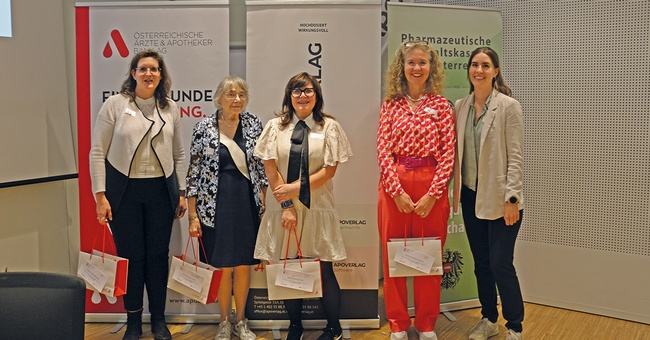v. l. n. r.: Olga Rögelsperger (AGES, AT), Virginia Watson (UK), Rosin O’Hare (Queen’s University Belfast, IR), Nienke Oosterhof (Verein KNMP, NL), Larissa Walch (APOVERLAG, AT) © Beigestellt