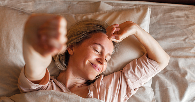 Der Neurokinin-Rezeptorantagonist Elinzanetant vermindert nicht nur Hitzewallungen, sondern wirkt sich auch positiv auf den Schlaf und die Lebensqualität menopausaler Frauen aus. © AdobeStock