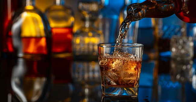 Alkohol wird in ein Glas eingeschenkt. &copy; Shutterstock