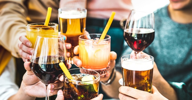 Gruppe prostet sich zu  &copy; Shutterstock