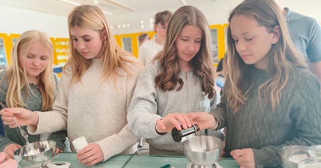 Die Sch&uuml;ler:innen der Chemiefachgruppe unter Mag. Silke Ofer und Mag. Dr. Ines Waldner erhielten einen lebendigen Einblick in die Welt der Pharmazie. &copy; beigestellt