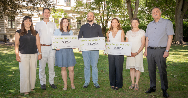 (V. l. n. r.): DI Katharina Müller und  Mag. Dr. MSc. BSc. Johannes-Paul  Fladerer-Grollitsch (beide Apomedica  Pharmazeutische Produkte GmbH),  Mag. Christina Wolf, Dr. Fabian Alperth  und Mag. Ebru Doldurmaz  (alle Preisträger:innen), Prof. Edith Gößnitzer  und Prof. Franz Bucar (beide Uni Graz). © Julia Gimpel /APOMEDICA