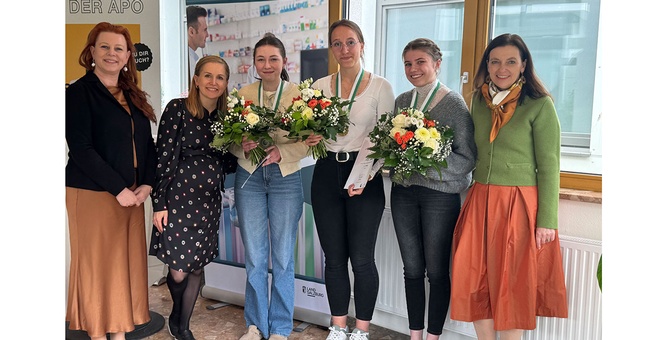 v.l.n.r: Präsidentin Mag.pharm Margarte Olesko und PKA-Beauftragte Mag.pharm Katharina Gjoncaj sowie die ausgezeichneten Lehrlinge Theresa Huttegger, Magdalena Herzog und Sophia Emilia Singhammer mit Berufschul-Direktorin Dipl.-Päd. Maria Andrea Percht, B © Mag. pharm. Katharina Gjoncaj