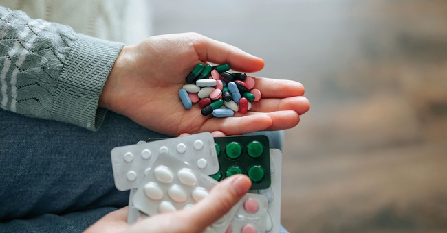 Mensch hält Tabletten in der Hand. © Shutterstock