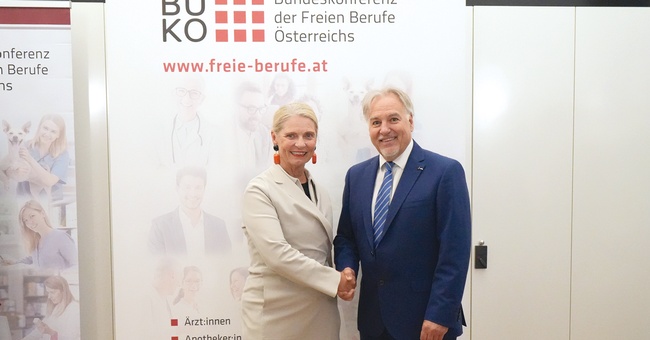 Apothekerkammer-Pr&auml;sidentin Mag. pharm. Dr. Ulrike Mursch- Edlmayr &uuml;bernahm die BUKO-Pr&auml;sidentschaft von Dr. Daniel Alge, Pr&auml;sident der &Ouml;sterreichischen Patentanwaltskammer. &copy; &Ouml;sterreichische Apothekerkammer