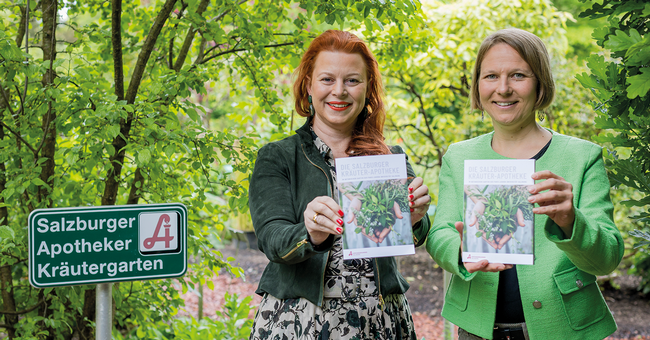 v. l. n. r: Mag. pharm. Margarete Olesko, Präsidentin der Salzburger Apothekerkammer, und Mag. pharm. Sonja Gaube, Vizepräsidentin der Salzburger Apothekerkammer mit dem Buch „Die Salzburger Kräuter-Apotheke“ © Neumayr Fotografie - Christian Leopold