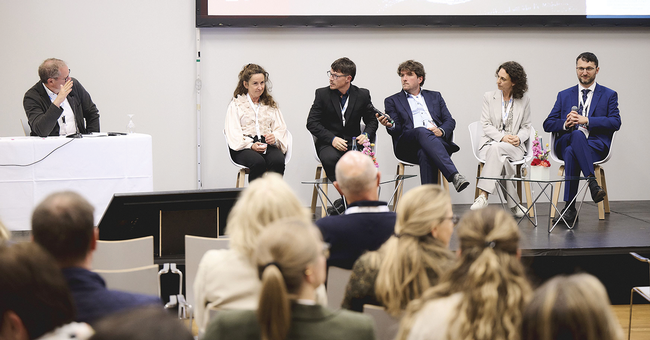 Podiumsdiskussion im Rahmen der Session „Oncology Pharmacist – der/die Partner:in im Nebenwirkungsmanagement“.  v. l. n. r. Wolfgang Eisterer, Martina Anditsch, Martin Munz, Benjamin Hetzer, Julia Gampenrieder Satory, Thorsten Füreder. © Martin Hörmandinger