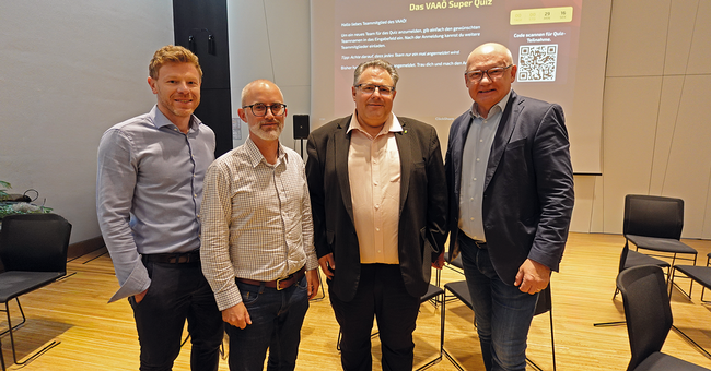 Mag. Wolfgang Trattner, stv. Direktor des Österreichischen Apothekerverbands, und VAAÖ-Direktor Mag. Norbert Valecka mit den Geschäftsführern des APOVERLAG, DI Franz Coreth (l.) und Mag. Heinz Wlzek (r.) beim Pubquiz.  ©  Mag. pharm. Irene Senn, PhD