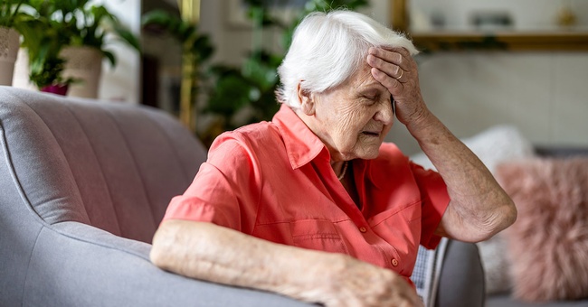 Ältere Dame mit Demenz schlägt sich Hand auf den Kopf © Shutterstock